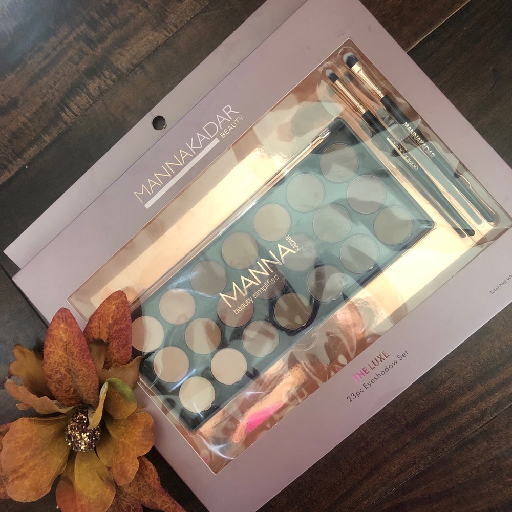 23 PIECE LUXE SHADOW SET